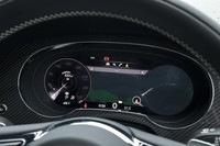 フル液晶タイプのメーターパネルを装備。針式スピードメーター（の絵柄）の部分だけは固定表示となるのがドライバーズカーメーカーであるベントレーならではだ。
