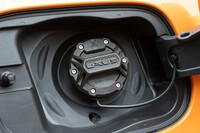 フューエルキャップは3Ｄプリンターによって製造される。積層構造になっているため、木の年輪のような模様がにじみ出る。