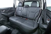 スペース的にも装備的にも、乗員に対する“待遇”が大幅に改善された後席。乗員全員に快適な時間を提供することは、新型「フォレスター」の大きなテーマとなっている。