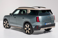 「MINIカントリーマン」に新グレード「E」「SE ALL4」登場　航続距離400km以上のBEVモデルの画像