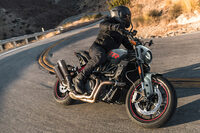 日本での販売台数は4台のみ！ 「インディアンFTR」にグレーの車体が目を引く限定車の画像