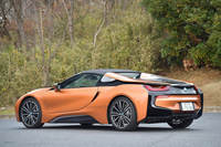 「BMW i8ロードスター」の車両本体価格は2234万円。