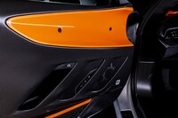 「3つのルーバー」は内装の意匠にも生かされている。写真は運転席側のドアパネル。