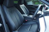 「リヴォリ」グレードは、バサルトブラックのレザーシートを標準装備。前席にはヒーター機能が内蔵され、運転席には電動調整機能も備わる。