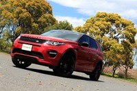 「ダイナミックエクステリアパック」などの高額なオプションが装着された「ディスカバリー スポーツ」。デモカーとして発注されたものが多いだけに、「ジャガー・ランドローバー・アプルーブド足立」の販売車両は、非常にバリエーションが豊富だ。