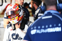 アルファタウリの角田（写真左）は12位完走。パワーユニットとギアボックスを交換したことでグリッド後方からのスタートが決まっていた今回、予選ではQ2まで進みノータイムのまま終了。18番手からスタートしたレースでは、早々にハードタイヤに履き替え、赤旗中断前に8位まで駒を進め、前を走るマクラーレンのオスカー・ピアストリと軽い接触を交えた抜きつ抜かれつを演じた。タイヤのパフォーマンスが落ち始めたことを感じ取った角田は、早めにマクラーレンのルーキーをかわしたかったというが、アウト側から仕掛けたアルファタウリとマクラーレンが接触すると角田のマシンはスピンし、順位を落としてしまった。僚友リカルドが今季アルファタウリのベストリザルトとなる7位に入ったことを考えても、ポイント獲得とならなかったことは惜しかった。（Photo=Getty Images / Red Bull Content Pool）