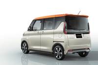 一般的に、ボディーを複数の色で塗り分ける場合は、パネルによって色を変えたり、色の境をウィンドウやピラーで隠すなどして、境界となる部分を極力表に出さないようにしている。塗り分け箇所の仕上げに（あまり）気を使わないで済むからだ。