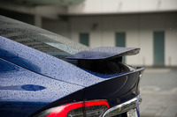 リアゲートに備わるアクティブスポイラーが空力性能を高めている。ゲートを開くと自動的に収納される。