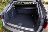 通常使用時の荷室容量は495リッター。後席の背もたれには40：20：40の分割可倒機能が備わっており、すべて前方に倒せば容量を1510リッターまで拡大できる。