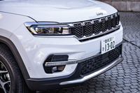 新型「グランドチェロキー」ゆずりとなる、LEDヘッドランプと「セブンスロットグリル」が一体化されたフェイスデザイン。ヘッドランプには、前走車や対向車の有無を検知してロービームとハイビームを自動で切り替えるオートハイビームシステムが備わる。