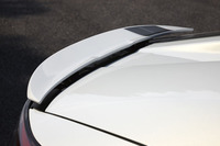 電動でせり上がる、リアの「アクティブスポイラー」。リアのリフトを抑え、車体前後のリフトバランスを最適化させる働きがあるという。