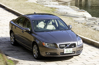 【スペック】
V8 AWD：全長×全幅×全高＝4850×1860×1495mm／ホイールベース＝2835mm／車重＝1880kg／駆動方式＝AWD／4.4リッターV8DOHC32バルブ（315ps/5950rpm、44.9kgm/3950rpm））／価格＝840.0万円（テスト車＝844.0万円／クリーンゾーン・インテリア・パッケージ：車内自動換気システム／アルミニウム・パネル／本革巻シフトノブ／天然ゴム製フロアトレーセット／ラゲッジトレー）
