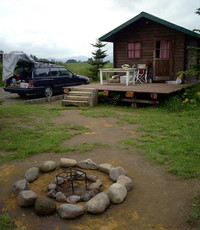 テントの他に、クルマと隣接できるバンガローもあり。これも悪くない。俺はテントのが好きだけどね。