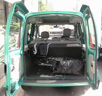 バカデカい荷室にはゴルフバッグとスポーツバッグとなぜか水着が？　まだまだ入るぜ！