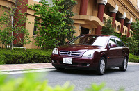 「ベクトラ2.2」こと標準車のボディカラーは全5色。試乗車のルーベンスレッドに加え、ノクターノブルー、スターシルバーIII、プレステージブルー、ムーンランド（メタリックグレー）が用意される。