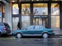 クレディ・アグリコル銀行前に佇むクライスラー。