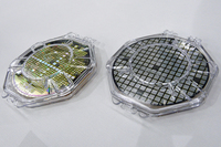 SiCパワー半導体のウェーハ（右がダイオード、左がトランジスタ）。
