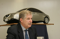 エンリコ・フミア氏は、先日発表されたばかりの、ランチア100周年を記念したデザイン・スタディ「ランチアJ」のモックアップを携えてやってきた。