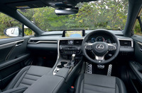 「RX200t“Fスポーツ”」のインテリア。写真のブラックのほか、ホワイトとダークローズを合わせた、計3色のインテリアカラーが用意される。