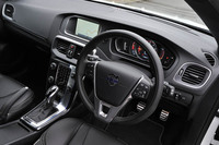 インテリアは、シフトパドル付きの本革巻きステアリングホイールや青いラインの入ったアルミニウムパネル、スポーツペダルなど、スポーティーなアイテムでドレスアップされている。