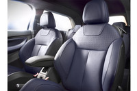 専用レザーシート「ブルーレザー」。