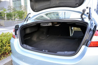 荷室は5名乗車時で500リッターの容量を確保し、リアシートを倒すことで最大920リッターまで拡大することができる。