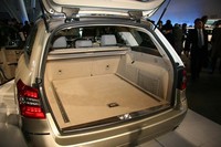 ラゲッジルーム容量は最大1910リッター。EASY-PACK自動開閉テールゲートは全車に標準装備とされた。