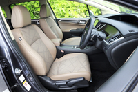 シートは「プライムスムース」と呼ばれる合皮とファブリックのコンビタイプが標準で、オプションで本革仕様も用意される。内装色はブラウンとブラックの2色から選択できる。