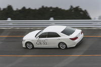 高速周回路を行く「トヨタ・クラウン」。「GR-XI」は175/65R14から245/45R18まで30種類のサイズが用意されている。
    