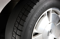 タイヤの内側のパターンを消したテストタイヤ。試乗では、左右非対称パターンのそれぞれの役割がよく理解できた。