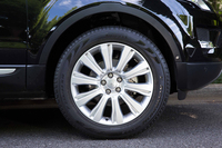 タイヤサイズは235/55R19。オプションで20インチのアルミホイールと245/45R20サイズのタイヤも用意されている。
    