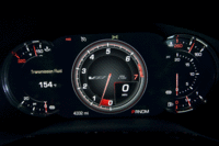 メーターは3眼式で、車速やエンジン回転数などに加え、スーパーチャージャーのブースト圧も確認することができる。