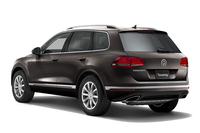 新色の「ブラックオークブラウンメタリック」。
    