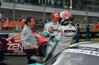 勝利をよろこぶNo.36 PETRONAS TOM'S SC430の3人。写真左から、関谷正徳監督、ジェームス・ロシター、そして中嶋一貴。