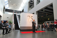 本館2階で行われた開会式であいさつする豊田章一郎名誉会長。エスカレーターを上がった3階が「TOYOTA 75」の会場となる。