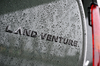 「ランドベンチャー」は、「ジムニー」に定期的に設定される特別仕様車である。今回のモデルは、2014年8月に発売されたもの。