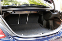 トランクルームの容量は、標準状態で445リッター。3分割式の後席の背もたれを前方に倒すことで、長尺物にも対応できる。（写真をクリックするとシートの倒れるさまが見られます）
    