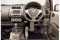 ステアリング操作は、左足にあるスリッパのようなペダルで行う。ドライブ、バックなどのシフトは右足で、パーキングブレーキは左ひざでコントロール。もちろんドアの開け閉め、シートベルト装着（自動）、各種スイッチ操作も足だけでできる。