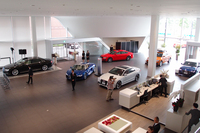 色とりどりのニューモデルが置かれる店内の様子。ショールームの面積は、2079平方メートル。
    