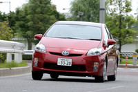 【スペック】プリウスS：全長×全幅×全高＝4460×1745×1490mm／ホイールベース＝2700mm／車重＝1400kg／駆動方式＝FF／1.8リッター直4DOHC16バルブ（99ps/5200rpm、14.5kgm/4000rpm）＋交流同期電動機（82ps、21.1kgm）／価格＝220万円（テスト車＝276万700円／フロントアンダーカバー＋リアバンパースポイラー＝1万5750円／ソーラーパネル付きムーンルーフ＋ソーラーベンチレーションシステム＆リモートエアコンシステム＋スマートエントリー＋イルミネーテッドエントリーシステム＝22万5750円／タッチトレーサーディスプレイ＋インテリジェントパーキングアシスト＋HDDナビゲーションシステム＝30万8700円／ETCユニット＝1万500円）