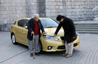 「CT200h」のボディカラーは、全9色。写真の色は「フレアイエローマイカメタリック」で、“太陽の光輪”がモチーフ。