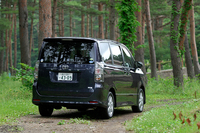 ヴォクシー／ノアの上級モデル（「ZS」「Z」／「Si」「S」）には、専用装備として、フロントグリルやフロント大型バンパー、リヤ大型バンパーなどのエアロパーツが標準で備わる。