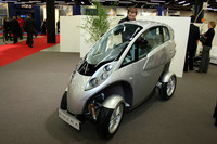 シネスコ映画を普通のテレビで放映したようなルメネオ社（フランス）のEV「スメーラ」。タンデム2人乗りで全幅わずか80cm！ 