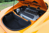 エンジンの後ろにこぢんまりと設けられた荷室。一泊の旅行程度なら十分か。