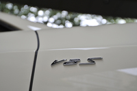 
	フロントフェンダーに備わる「V8 S」のエンブレム。
	