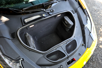 新たにラジエーターアウトレットを設けたために、標準車と比べてトランクの前後長が短くなっている。