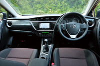 インテリアの様子。インストゥルメントパネルは、ドライバーを囲むカーブと助手席側に伸びる水平ラインで構成される。