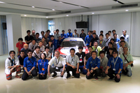 「NISMO GT-R LM」を囲み、今年のプロジェクトメンバーが記念撮影。完成したNISMO GT-R LMのお披露目は、2015年11月もしくは12月に開催されるNISMO FESTIVALを予定している。
    