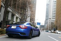 【テスト車のオプション装備】アルカンターラルーフライニング＝18万3000円／アルカンターラパック＝12万2000円／ステッチカラー＝2万1000円／SEAL/ALPAエリアステッチカラー＝2万1000円／ヘッドレストトライデントステッチ＝6万3000円／メタリックカラー＝15万2000円／マットブラックルックヘッドライト＝4万9000円／マットブルーブレーキキャリパー＝6万8000円／20インチアストロデザインホイール＝8万7000円／MCサスペンションセットアップ＝24万8000円／MCインテリアカーボンパッケージ＝34万6000円／MCインテリアカーボンパッケージI＝18万2000円／MCインテリアカーボンパッケージII＝24万6000円／MCデザインアルミペダル＝7万4000円／MCカーボン製スイッチコントロールパネル＝13万6000円／ブラックレザーステアリング＆カーボン製ホイールリム＝12万2000円／MCエアロダイナミクスパッケージI＝23万1000円／MCエアロダイナミクスパッケージII＝55万2000円