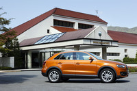 ボディーとバンパー下部やフェンダー、サイドシルの色が異なるカラードバンパーはオプション（6万円）となる。